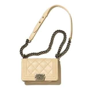 画像：CHANEL BOY CHANELスモールハンドバック A67085 B05839 10601