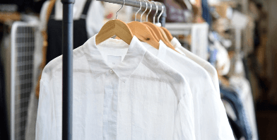 画像:衣料品は500円からお手頃価格で販売